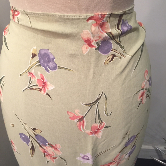 🌸 Elevate Your Wardrobe with the Todd Thompson Green Floral Faux Wrap Skirt! 🌸 - Picture 7 of 13